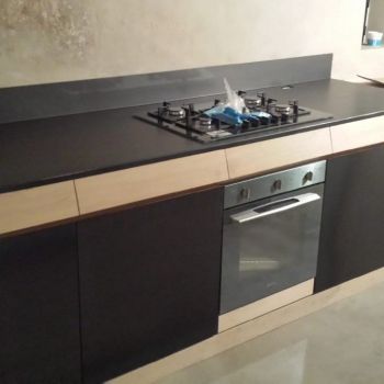 Cucina anta a gola rivestita in lamiera grezza verniciata e cassetti in legno