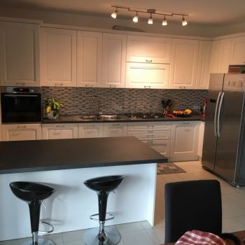 Cucina in frassino bianco anta bugnata con intaglio