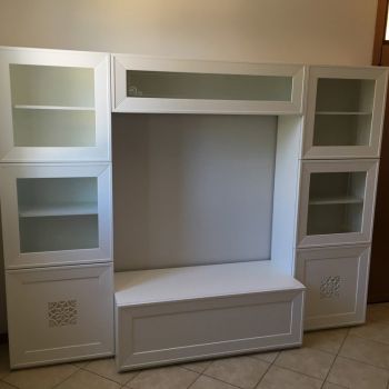 Parete componibile laccata bianco con sotto intaglio in foglia argento